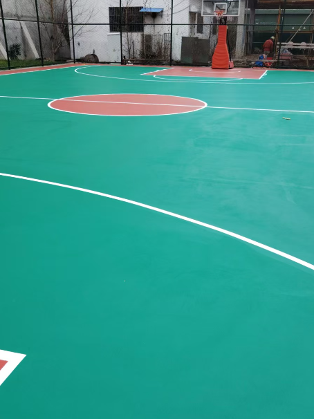千家镇 球场长期使用易出现地面开裂
